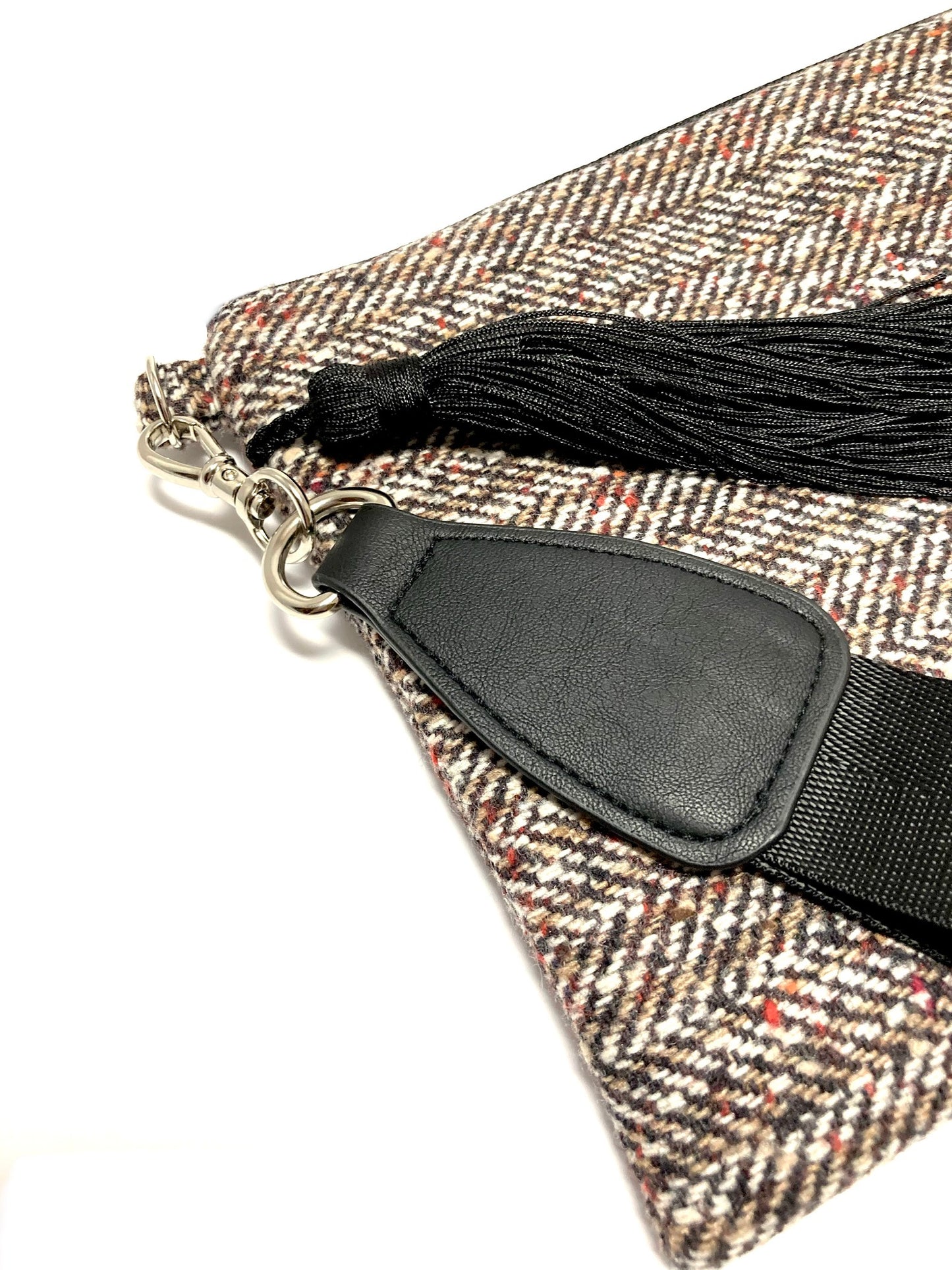 Woolen crossbody bag with tassel